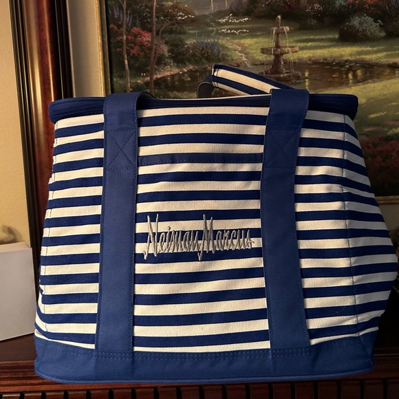 NWT Beautiful Neiman Marcus Cooler Tote Bag in Blue and White Stripes - Picture 1 of 9